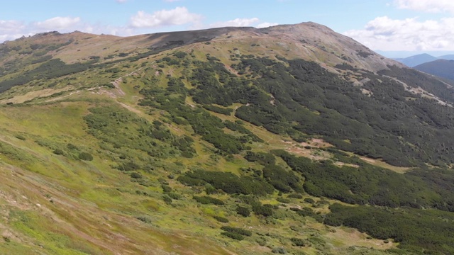 空中全景的绿色山脉和丘陵在喀尔巴阡山谷视频素材