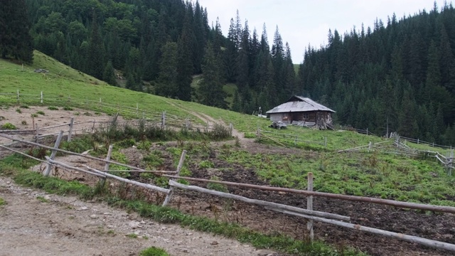 全景式的老木建筑在山上的山在农村视频素材