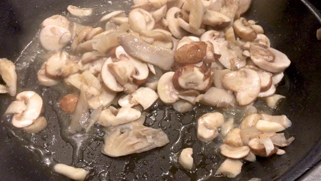 Sautéed新鲜蘑菇在平底锅中用小火煮熟视频素材