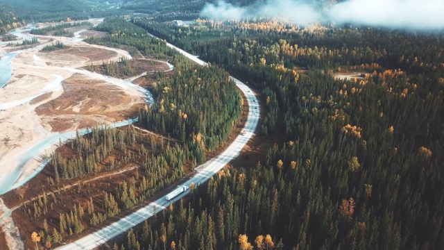 鸟瞰图运输汽车和卡车在国家之间的公路视频素材