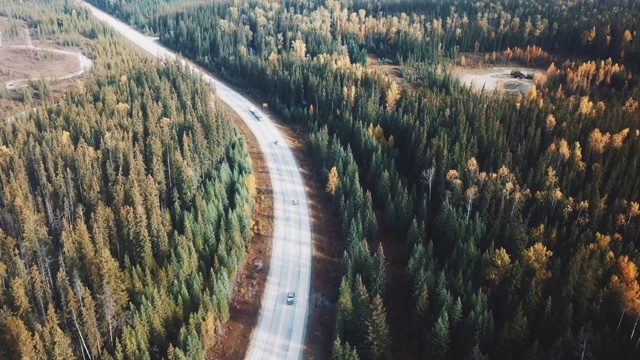 鸟瞰图运输汽车和卡车在国家之间的公路视频素材