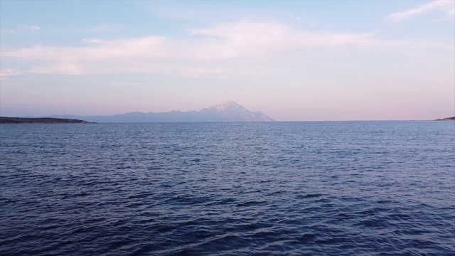 无人机拍摄的海湾和海滩，西托尼亚，哈尔基迪基半岛在夏天的傍晚视频素材