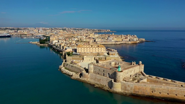 西拉库萨，奥提佳岛，意大利西西里岛。Isola di Ortigia，意大利西西里岛锡拉丘兹市Ortigia岛海岸。海岸线城镇锡拉丘兹，西西里岛和老奥提吉亚岛。鸟瞰图。视频素材