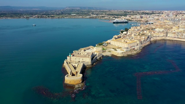 西拉库萨，奥提佳岛，意大利西西里岛。Isola di Ortigia，意大利西西里岛锡拉丘兹市Ortigia岛海岸。海岸线城镇锡拉丘兹，西西里岛和老奥提吉亚岛。鸟瞰图。视频素材