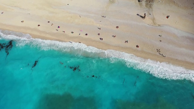 著名的Myrtos海滩，Kefalonia (Cephalonia)，希腊。希腊凯法洛尼亚岛Myrtos海滩。美丽的米托斯海滩，爱奥尼亚岛，凯法洛尼亚(塞弗尼亚)，希腊。视频素材