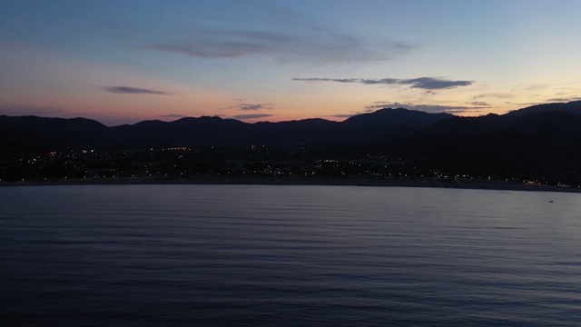 夏季夜晚，无人机拍摄的海湾和哈尔基迪基半岛西托尼亚海滩视频素材