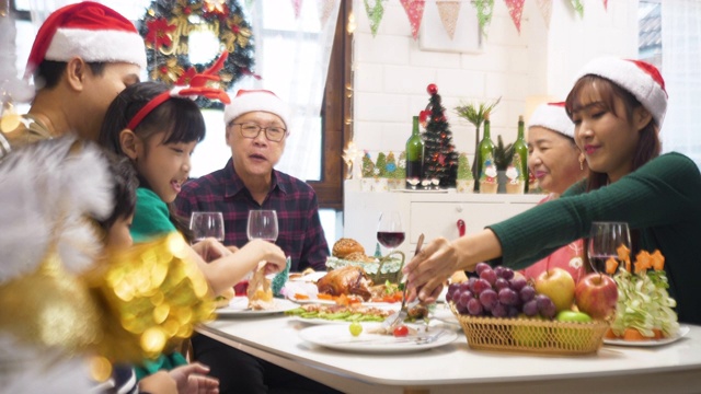 快乐的亚洲大家庭在家里的客厅享受庆祝圣诞派对。视频素材