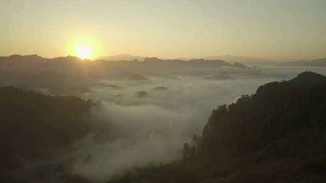 鸟瞰图的雾滚过流动在泰国北部的雨林山，Hyper lapse视频素材