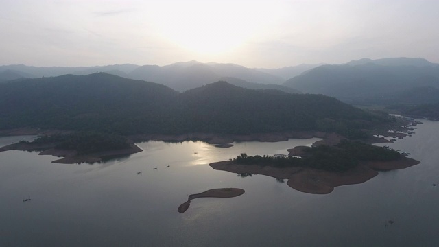 筏屋与湖岸线在日落，航拍视频视频素材