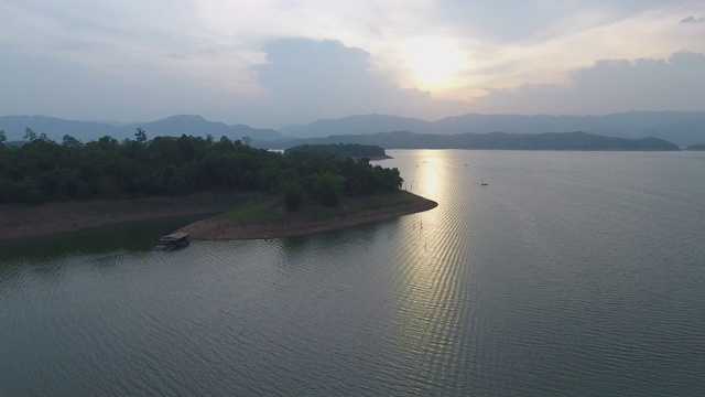 筏屋与湖岸线在日落，航拍视频视频素材