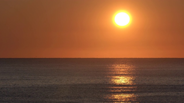 太平洋上的日出，美丽的阳光反射在海浪视频素材