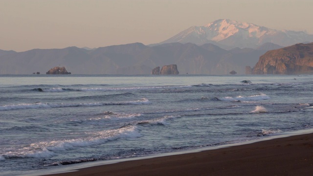 美丽的黑色天然火山沙滩，太平洋的浪花，多山的太平洋海岸地平线视频素材