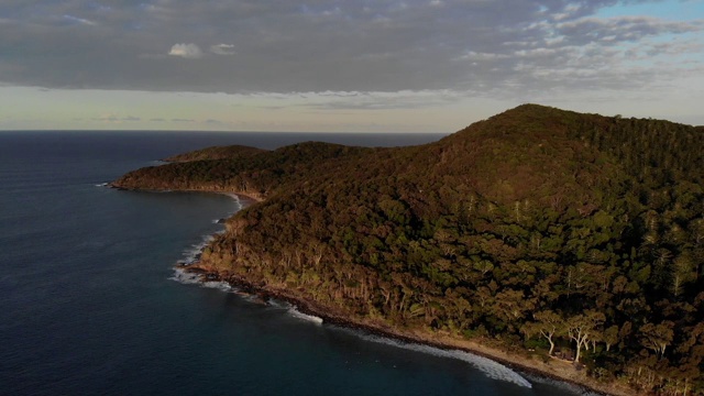 当太阳落山时，Noosa Heads国家公园的时间流逝。冲浪爱好者在世界冲浪保护区享受完美的海浪视频素材