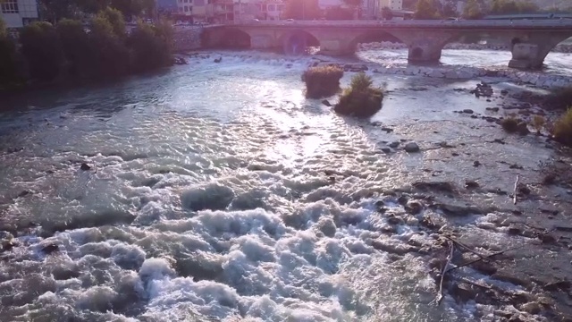 宽阔的山河与湍急的浅和老罗马桥在夕阳下视频素材