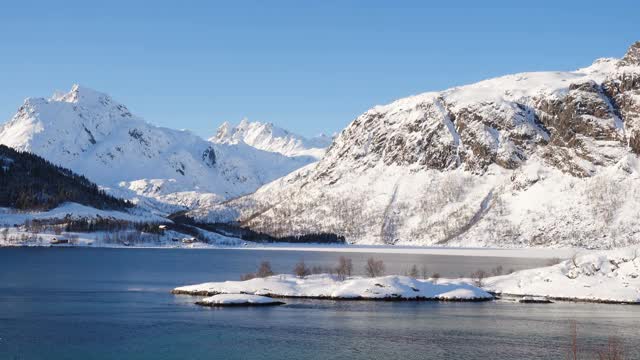 冬天的北方山脉和积雪的海岸在明媚的阳光明媚的一天视频素材