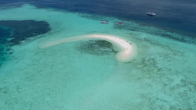 蝠鲼。蓝色泻湖弗洛雷斯热带天堂。纳闽岛浅滩。无人机空中视频素材