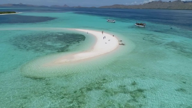 蝠鲼。蓝色泻湖弗洛雷斯热带天堂。纳闽岛浅滩。无人机空中视频素材