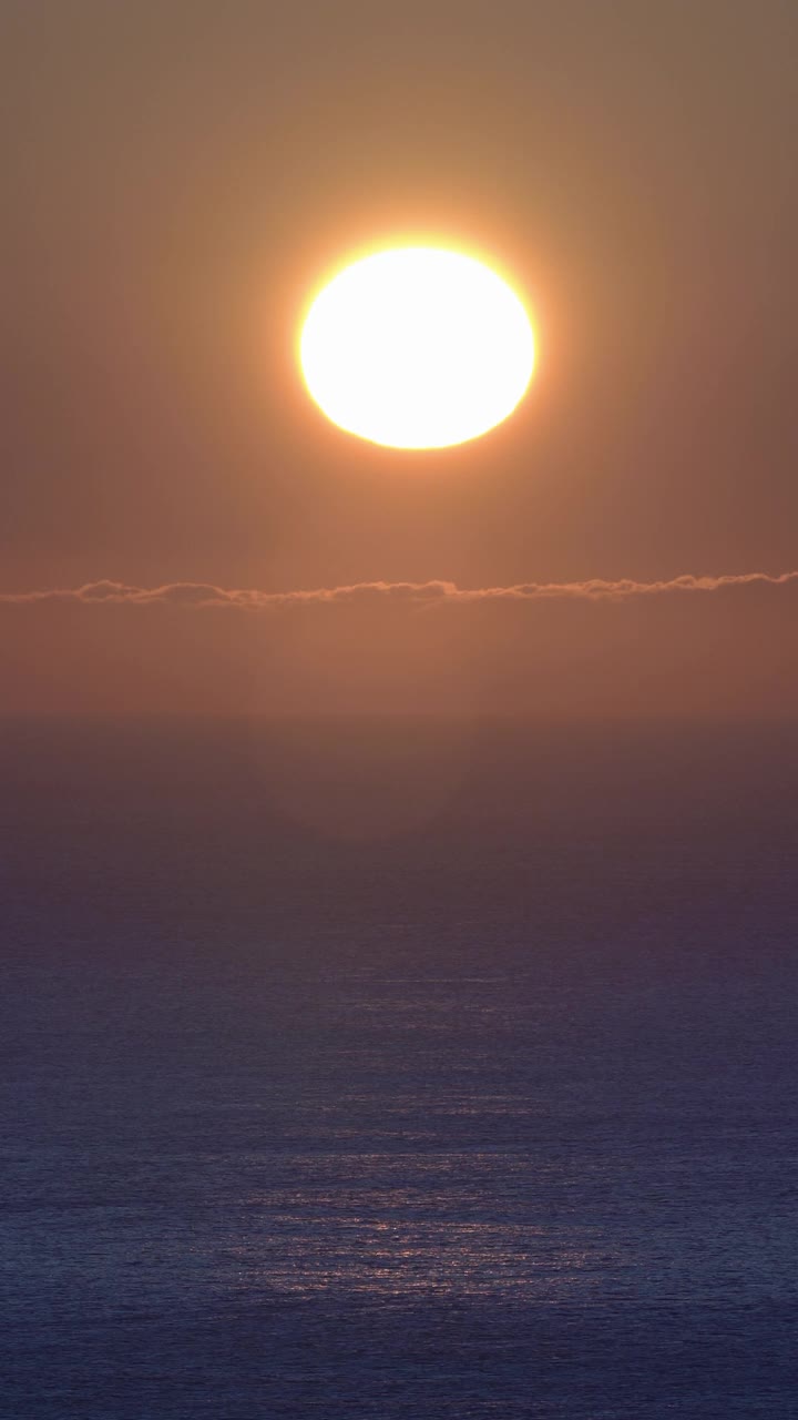 太平洋上美丽的日出，海浪的飞溅。垂直格式视频视频素材