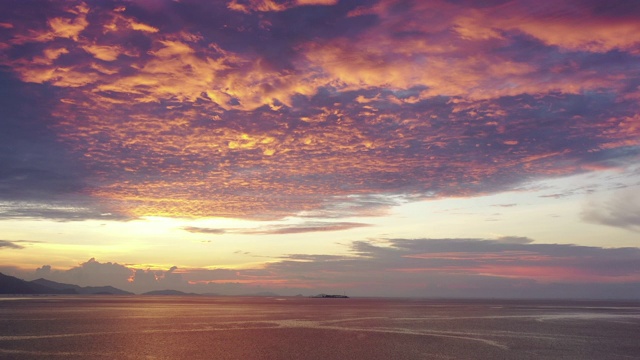 五彩缤纷的夕阳越过海洋和游牧的吉普赛村庄。令人惊叹的日落颜色。视频下载