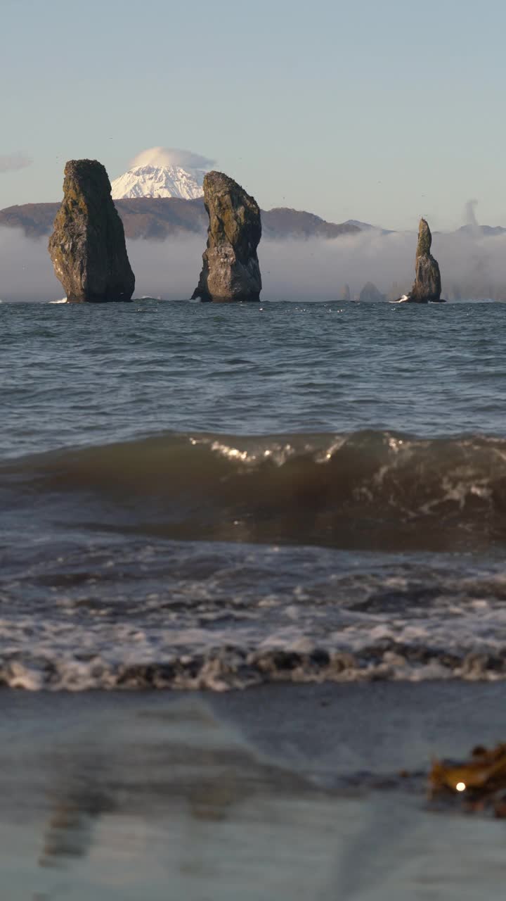 美丽的岩石峰岛在太平洋-三兄弟岩石的背景山脉太平洋海岸视频素材