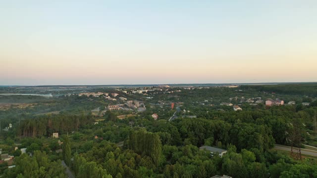 夏天小镇的航拍镜头。美丽的风景，有房子和绿树的小镇或村庄。鸟瞰图。视频素材