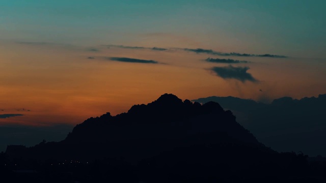 时间流逝，太阳升起与剪影和天空。视频素材