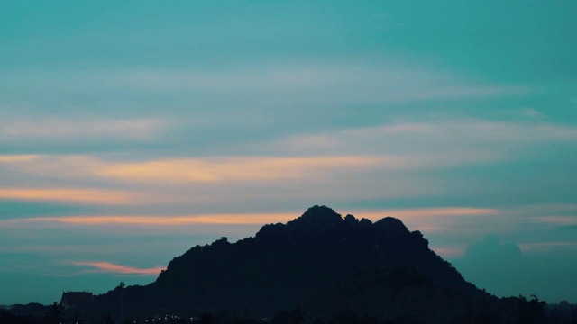 时间流逝，太阳升起与剪影和天空。视频素材