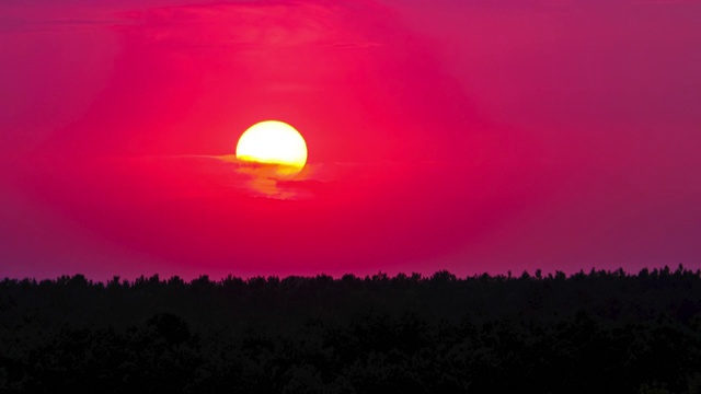 紫色天空的日落。令人惊叹的夕阳色彩。间隔拍摄视频素材