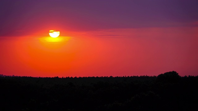 紫色天空的日落。令人惊叹的夕阳色彩。间隔拍摄视频素材