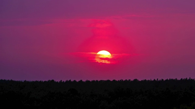 紫色天空的日落。令人惊叹的夕阳色彩。间隔拍摄视频素材