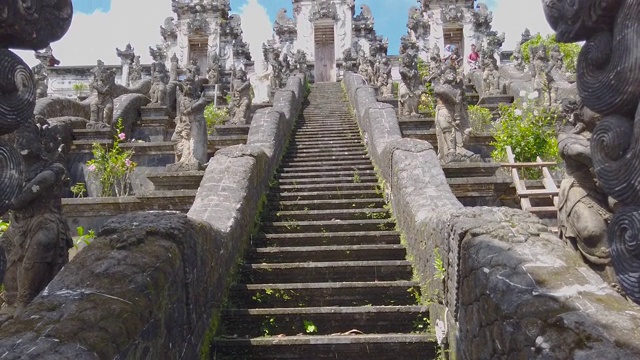 寺庙在巴厘岛。巴厘岛的古庙。通往寺庙的长长的楼梯。巴厘岛的印度教寺庙视频素材