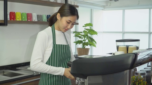 年轻女子咖啡厅老板在打电话在咖啡厅为顾客点菜视频素材