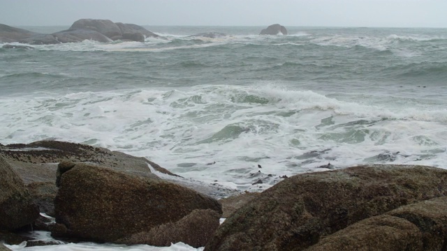 暴风雨天气，海浪冲击南非海岸，大西洋，坎普斯湾视频素材