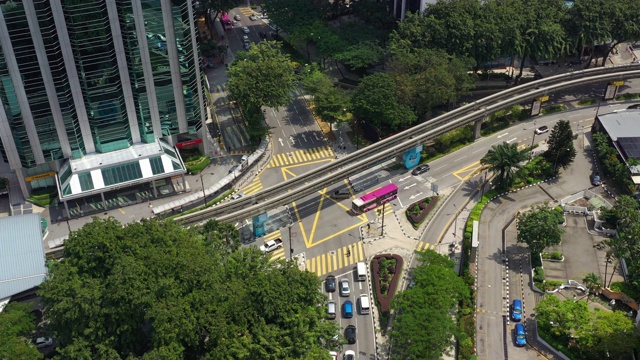 白天飞行飞越吉隆坡市中心交通街道十字路口空中4k全景图视频素材