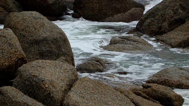 海浪淹没了大西洋开普敦附近南非海岸的岩石和石块视频素材