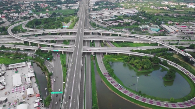 泰国曼谷的住宅建筑和交通鸟瞰图。视频下载