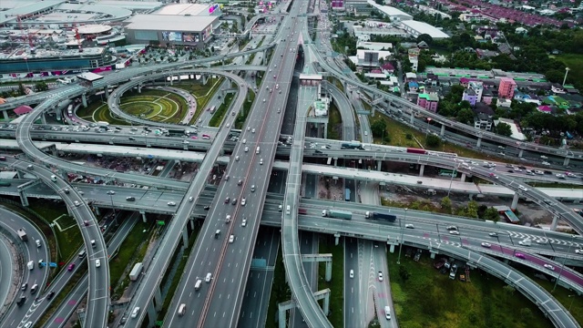 泰国曼谷的住宅建筑和交通鸟瞰图。视频下载