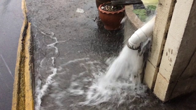 雨从排水老。视频素材