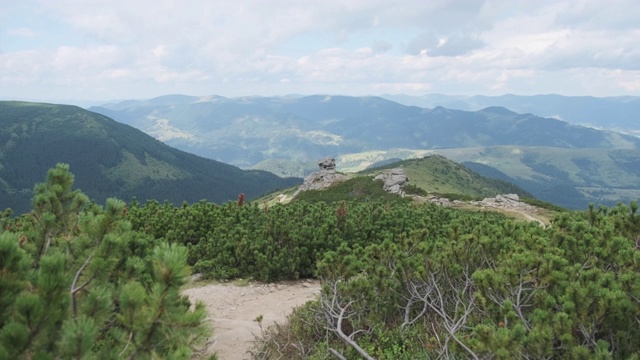 山谷景观与大的垂直石头站在山上视频素材