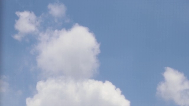 蓝天背景上的白云运动时间视频素材