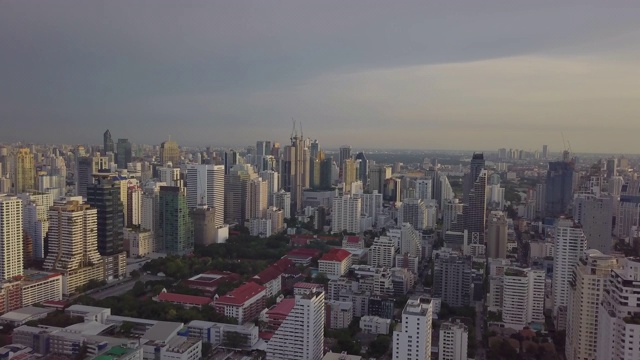 鸟瞰曼谷的城市和建筑，泰国。视频下载