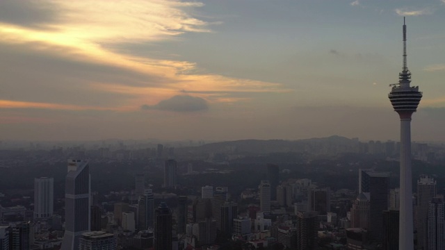 日落天空吉隆坡城市风景著名塔空中全景4k马来西亚视频素材