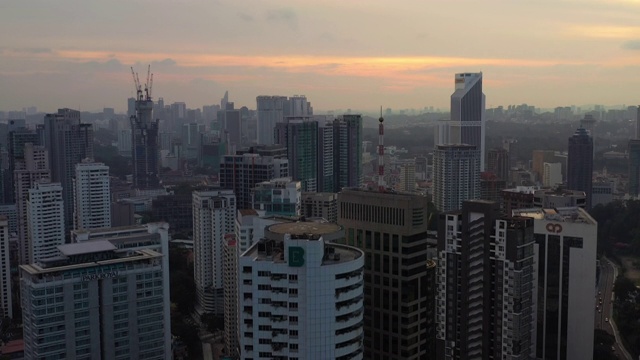 日落天空吉隆坡城市景观建设航空全景4k马来西亚视频素材