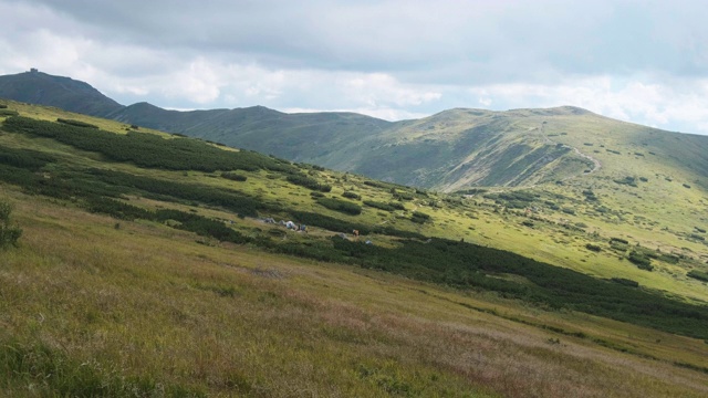 景观的绿色山丘在山谷的山脉与针叶林视频素材