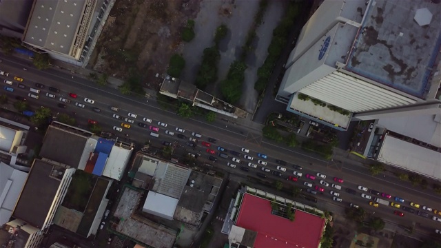 泰国曼谷的住宅建筑和交通鸟瞰图。视频下载