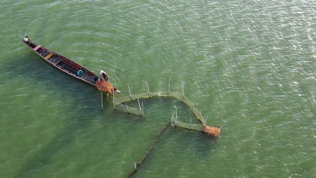 飞过宋卡湖的一艘渔船视频素材