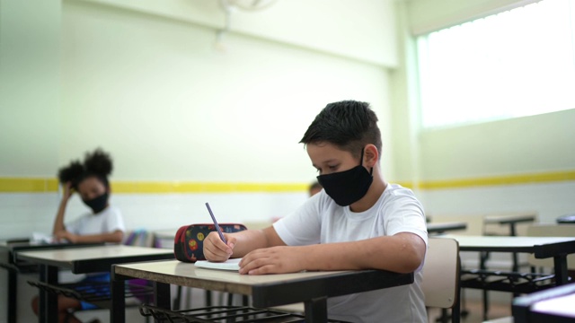 戴着口罩的男生在学校学习视频素材