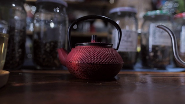 将热茶倒入茶杯中。视频素材