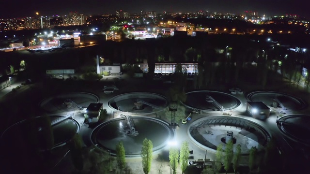 鸟瞰污水处理厂夜间，污水或污水的过滤视频素材