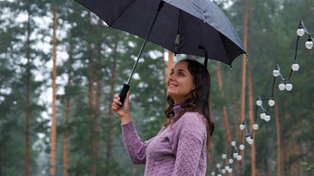 拿伞的女人伸手遮雨视频素材